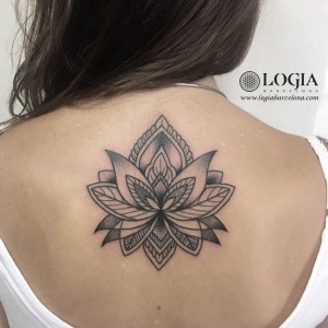 tatuaje-espalda-flor-mandala-logiabarcelona-ana-godoy  